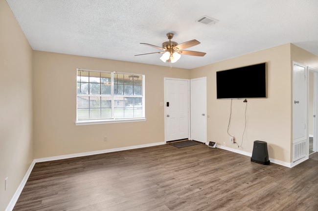 Building Photo - 4 Bed Home with Large Yard