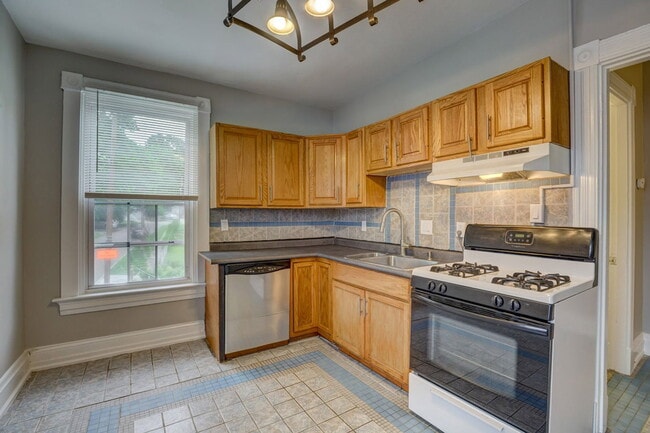 Building Photo - 1438 Pullan Ave