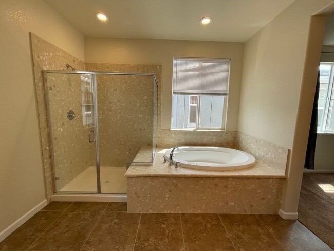 Building Photo - 3845 Lookout Dr