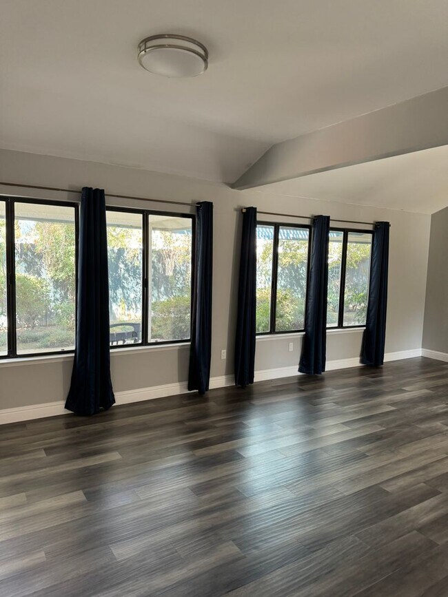 Building Photo - 3 bedroom 2 bath home in The Oaks