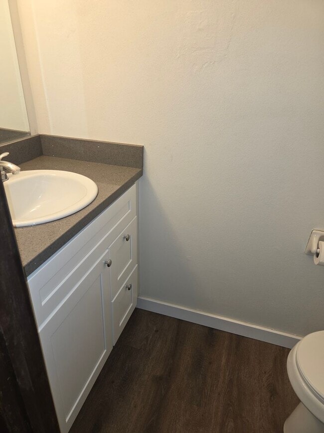 Building Photo - Spacious Townhome!