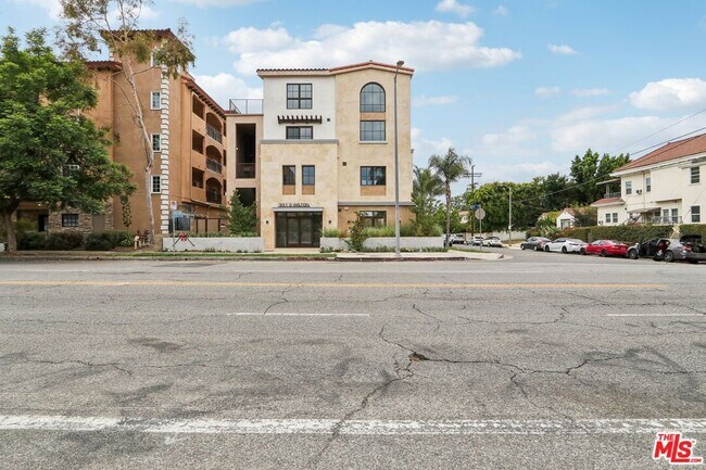 Building Photo - 951 S Wilton Pl