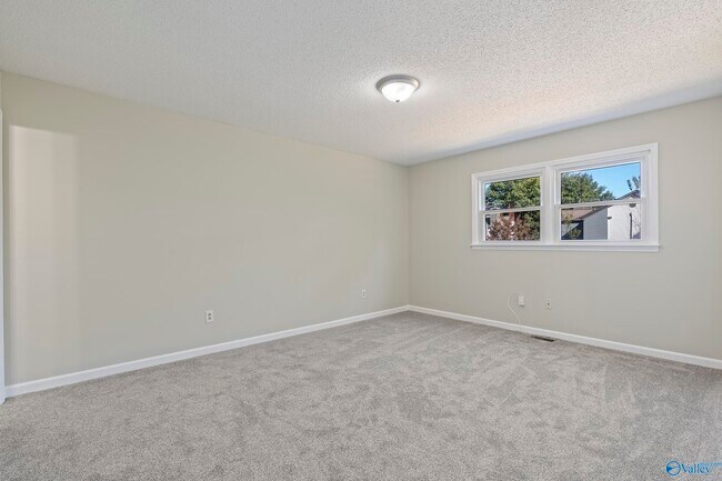 Building Photo - 1927 Edenton Dr SW