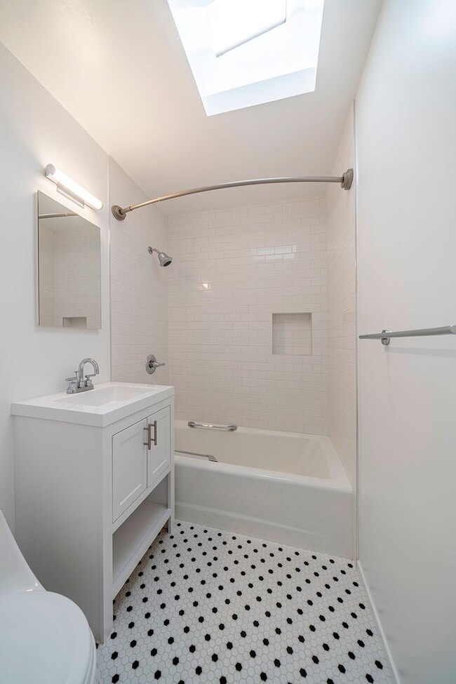 Building Photo - Charming Manhattan Beach Home Rental!