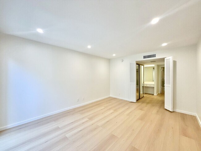 Building Photo - AVAILABLE NOW!! 1 Bedroom 1 Bathroom Condo in Palm Springs!