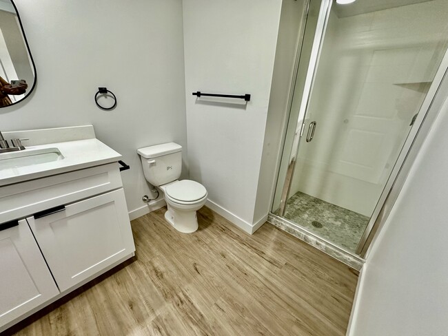 Building Photo - Private Bedroom/Bath in 2,200 Sq Ft 5 Bedr...