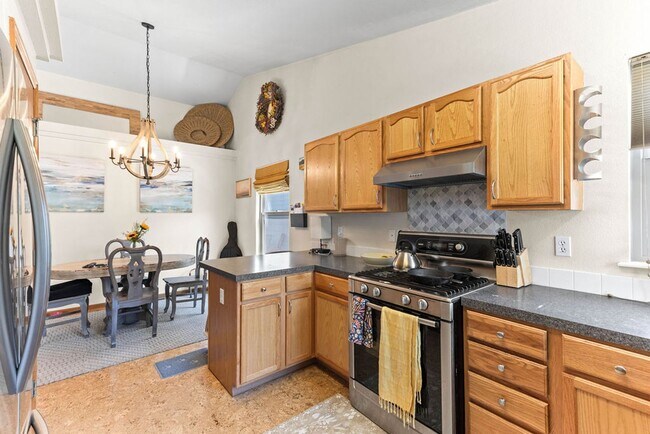 Building Photo - 5 Bedroom Ranch Available in Maple Hill