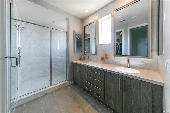 Building Photo - 308 Finch