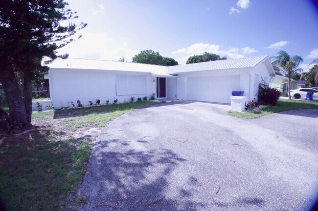 Building Photo - 700 N Perry Ave