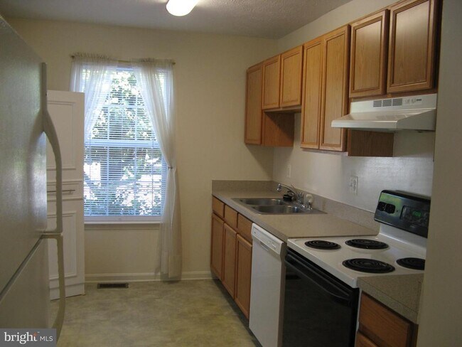 Building Photo - 136 Equestrian Dr