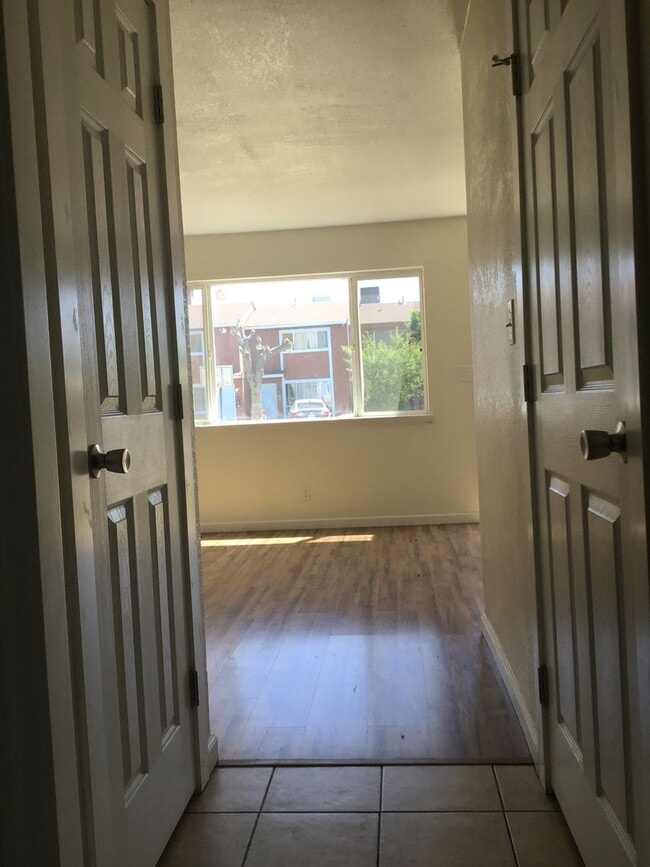 Building Photo - Townhouse Available