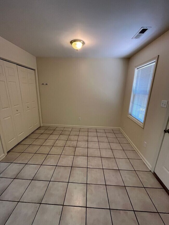 Building Photo - 2BD/2.5BA Unit at Water Oaks in Hickory!