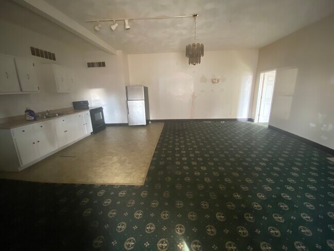 Primary Photo - 11 S Long St
