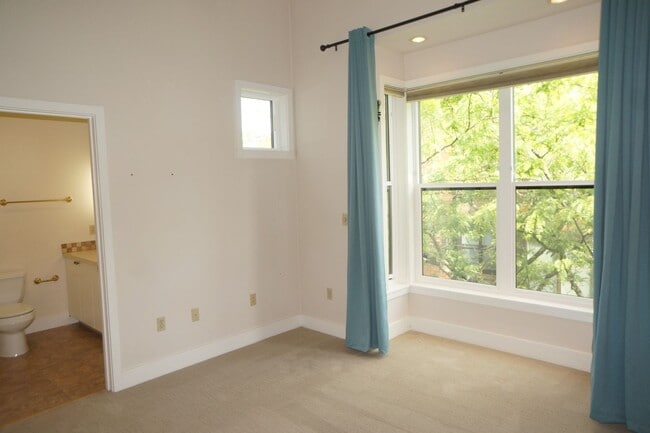 Building Photo - Beautiful 2 bedroom Belmont Condo. 3 Stories, 1 car garage, open floor plan, a/c. Amazing unit!