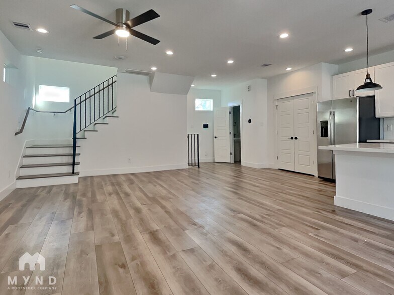 Building Photo - 2056 Johanna Dr