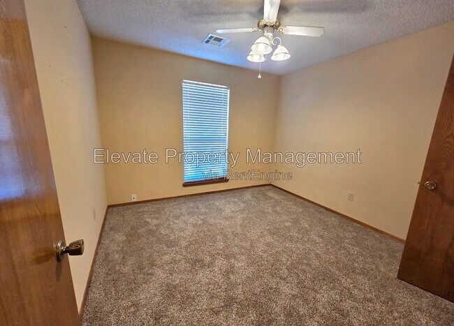 Building Photo - 1204 SW 128th St