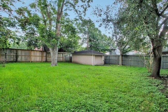 Building Photo - 110 Pamellia Dr