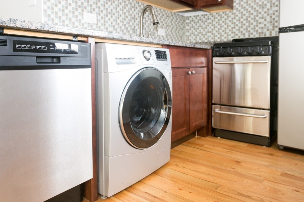 Building Photo - 704 Elm Pl