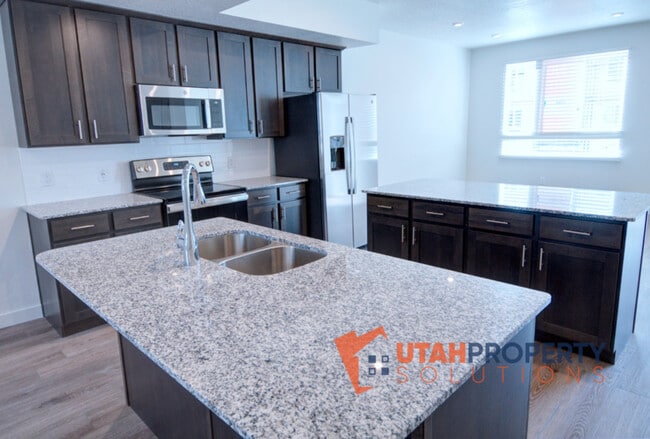 Building Photo - 1013 W 400 S