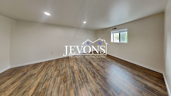 Building Photo - $1,000 Rent Credit if move-in occurs befor...