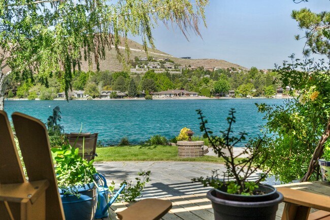 Building Photo - LAKEFRONT LUXURY ON LAKE STANLEY | FULLY FURNISHED + UTILITIES INCLUDED IN GUARDED LAKERIDGE SHORES