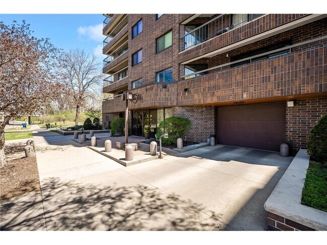 Building Photo - 2885 Knox Ave S