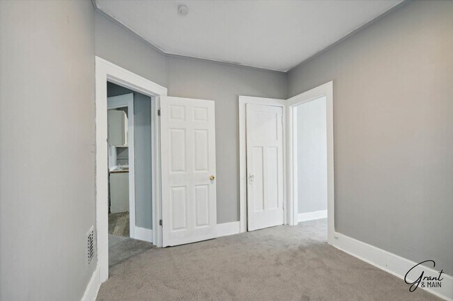 Building Photo - 3813 W Euclid St