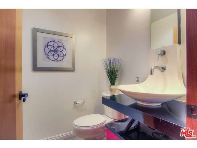 Building Photo - Beautifully Updated Condo in NoHO