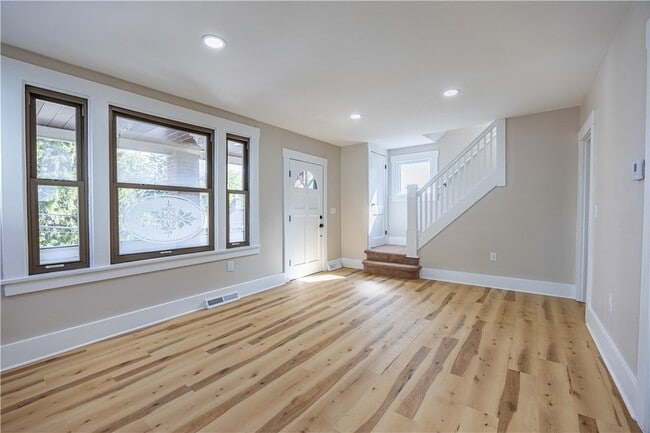 Building Photo - 232 St Clair St