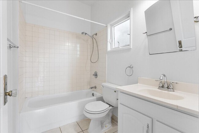 Building Photo - 1821 Encinal Ave