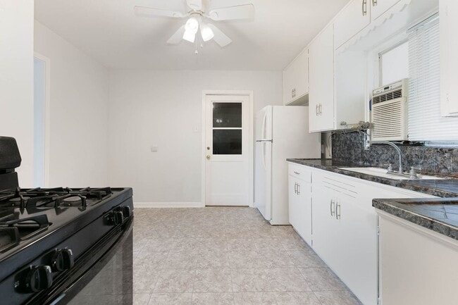 Building Photo - Dellview Neighborhood~Charming Mid-Century Home with Large Backyard