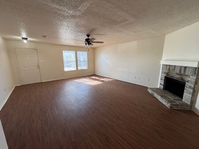 Building Photo - 1 Story Home in Crowlley with Community Pool