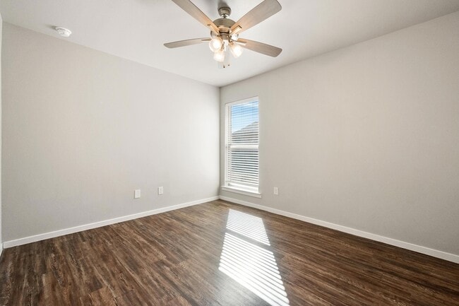 Building Photo - 2022 Kenwood Ave