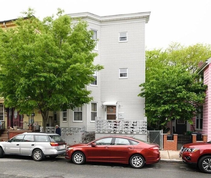 Building Photo - 469 Windsor St