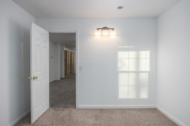 Building Photo - Spacious 5 Bedroom Home on 6 Acres – North Pole, Alaska