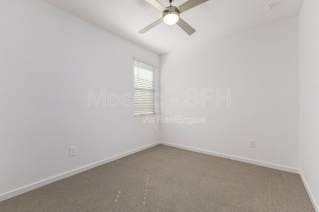 Building Photo - 35394 N Perennial St