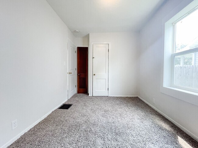 Building Photo - Cozy 2 Bedroom Home! Detached Garage! Large Backyard!