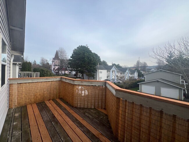 Building Photo - 2 Bed, 1 Bath 2nd Floor Unit in Lettered Streets District