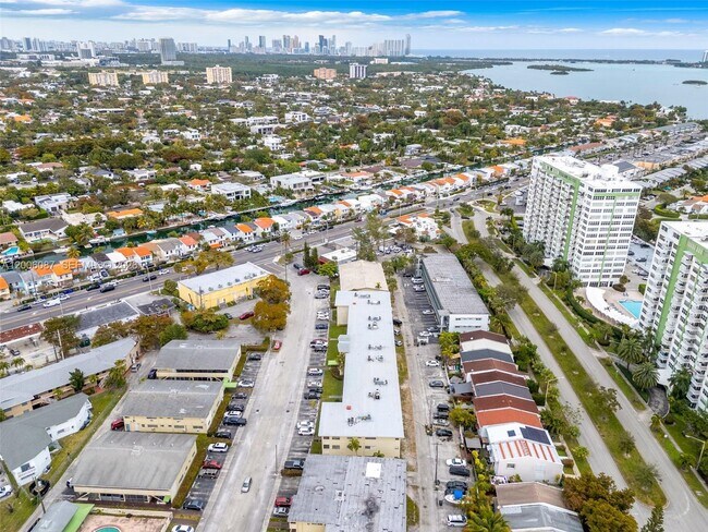 Building Photo - 11960 NE 19th Dr