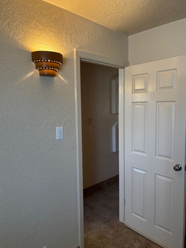 Building Photo - NEWLY REMODELED 1 BED 1 BATH