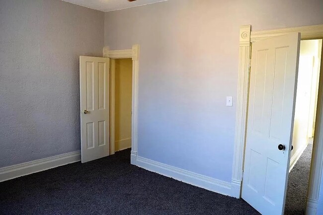 Building Photo - 910 Avenue B