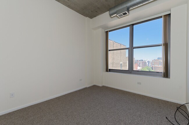 Building Photo - 933 W Van Buren St