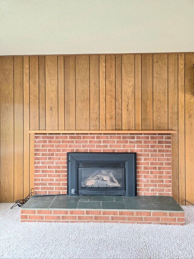 Building Photo - ** Oversized 4-Bedroom House w/ 2-Car Garage, & Fenced Backyard in a great Wenatchee Neighborhood!