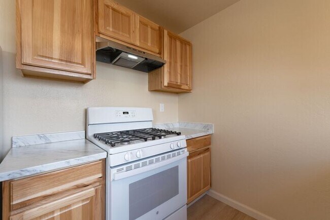 Building Photo - Newly Remodeled 2 bedroom 1 bathroom Seaside Apartment!