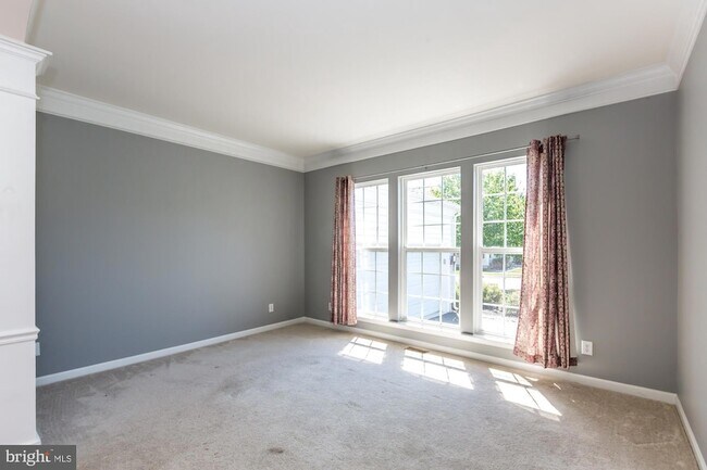 Building Photo - 684 Churchill Rd