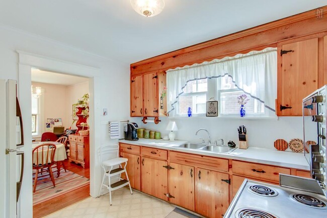 Building Photo - 3 Bed, 1.5 Bath Home with Backyard and Ple...