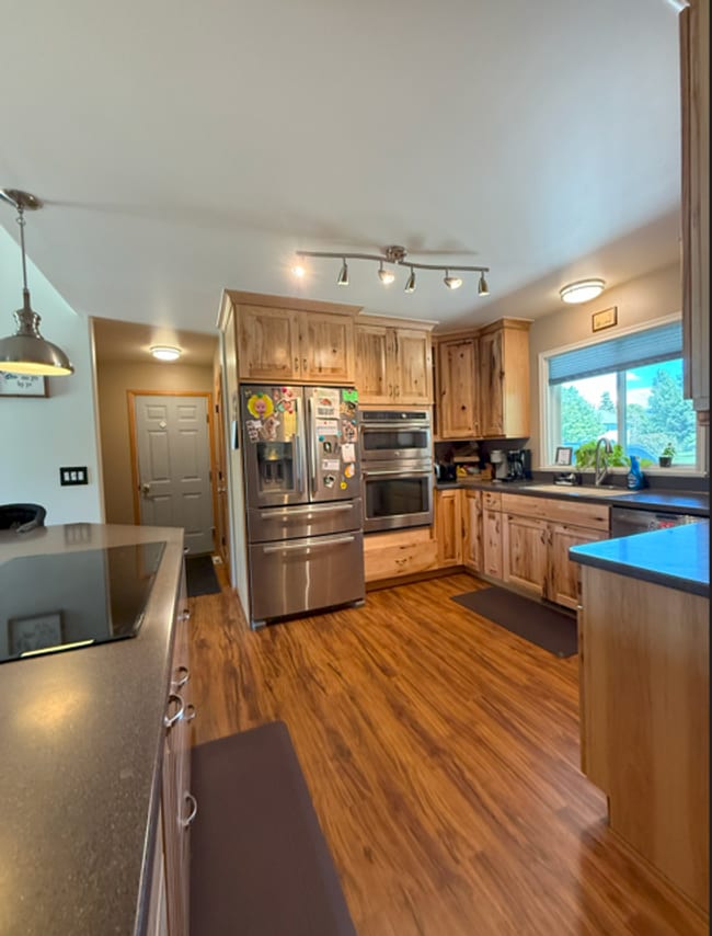 Building Photo - 3 bedroom single family home on large lot