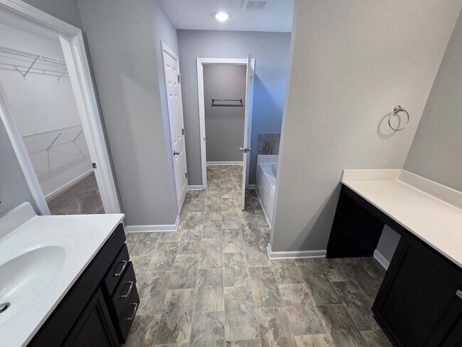 Building Photo - 1601 Mount Rainer Dr