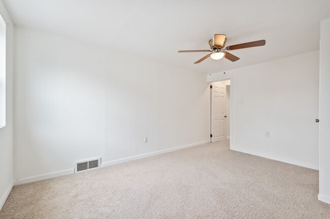 Building Photo - 2 bed 1 bath with fresh updates - great lo...