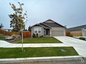Building Photo - Beautiful 3 Bedroom / 2 Bathroom Home in S...